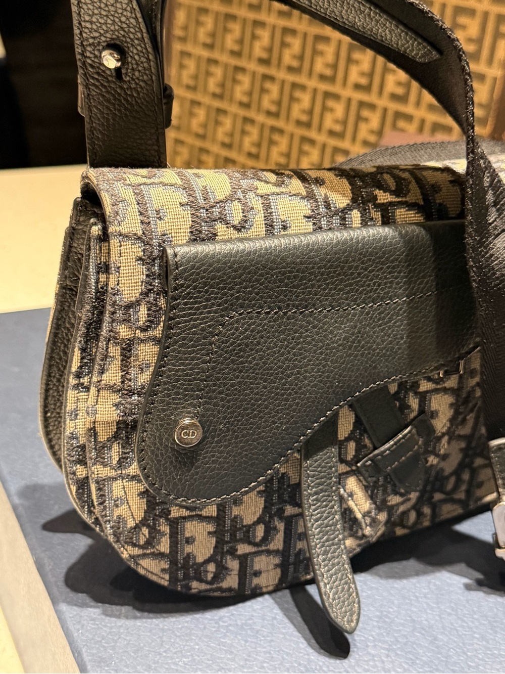 ❌SOLD❌ $2,900 Dior Saddle Messenger Bag in Blue and Beige Oblique - Picture 2 of 10